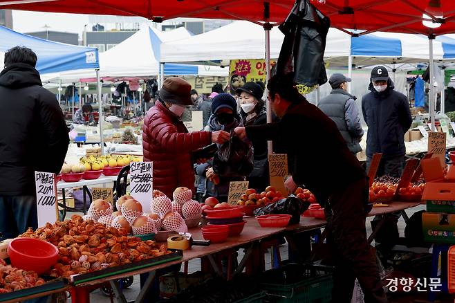 설 명절을 앞둔 4일 경기 성남 모란민속5일장에서 시민들이 장을 보고 있다. 문재원 기자