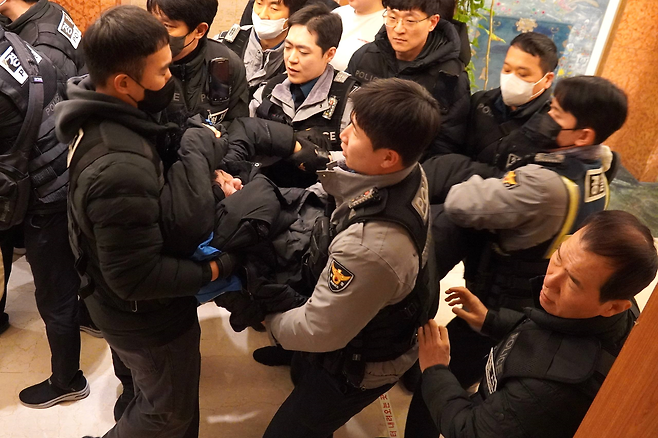 경찰이 지난 2일 서울 중구 세종호텔에서 고진수 세종호텔 노조 지부장을 연행하고 있다. 세종호텔 정리해고 철회를 위한 공동대책위원회 제공