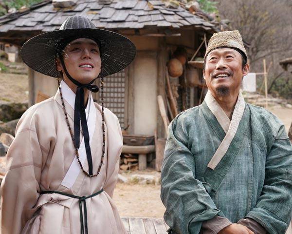 장항준 감독이 연출하고 배우 유해진(오른쪽)과 박지훈이 주연을 맡은 영화 ‘왕과 사는 남자’의 한 장면. 쇼박스 제공