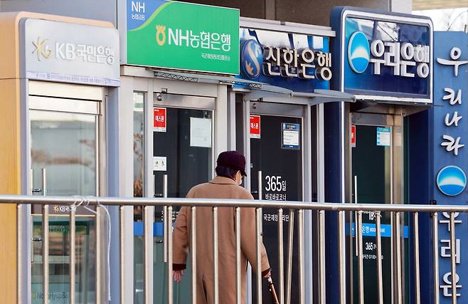 ATM machines are lined up in central Seoul on Feb. 1. [YONHAP]