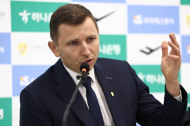 남자 농구 대표팀 니콜라이스 마줄스 감독이 4일 서울 송파구 올림픽회관에서 남자 농구 국가대표 명단 발표를 하고 있다. 연합뉴스