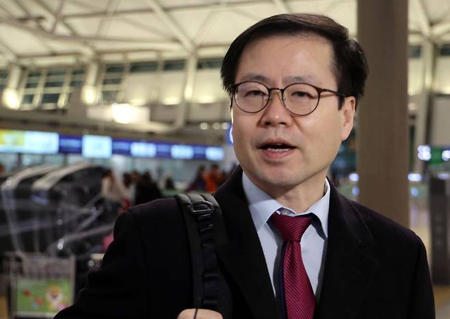 여한구 통상교섭본부장이 지난달 29일 인천국제공항 1터미널을 통해 출국하고 있다. 연합