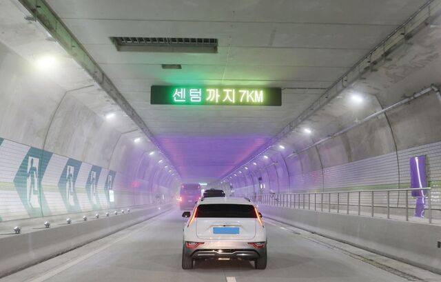 부산 만덕~센텀 도시고속화도로 터널 내부에서 차량이 주행하는 모습. 이 도로가 개통하면 만덕IC에서 센텀IC까지 신호 없이 연속 주행이 가능해진다. 부산시 제공