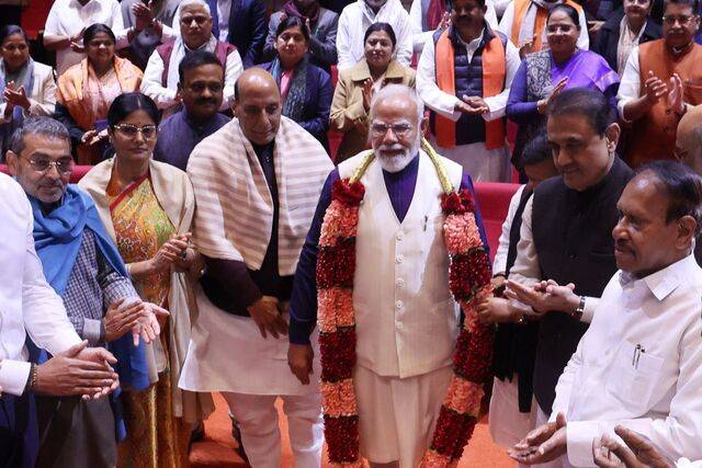 나렌드라 모디(앞줄 왼쪽 네 번째) 인도 총리가 3일(현지시간) 수도 뉴델리에서 미국 도널드 트럼프 행정부로부터 관세율 인하를 끌어낸 대미 무역 합의와 관련해 집권 인도국민당(BJP)과 범여권 정당인 국민민주연합(NDA) 지도부에 둘러싸여 축하를 받고 있다. AP연합뉴스