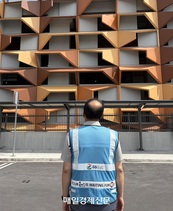 GS건설이 준공한 싱가포르의 차량기지 T301 현장에서 근로자가 ‘Your family is waiting for you’가 새겨진 조끼를 입고 있는 모습. [싱가포르 신유경 기자]
