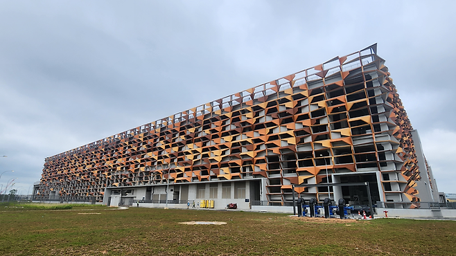 GS건설이 싱가포르 육상교통청(LTA)의 발주를 받아 지난해 준공한 차량기지 T301 전경. T301은 싱가포르 창이공항 인근에 건설된 세계 최대 규모의 빌딩형 차량기지다. [GS건설]