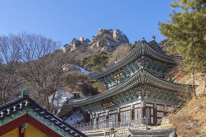 망월사 적광전(비로자나부처를 모신 법당)과 낙가보전(관음보살을 모신 법당). [경기관광공사]