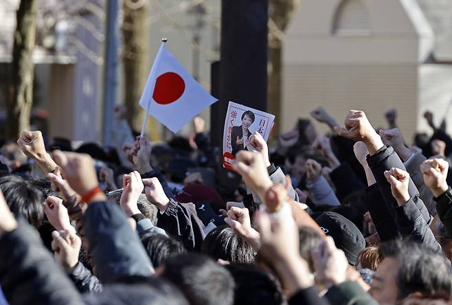 뜨거운 다카이치 지지세지난 3일 일본  사이타마현 우라와에서 열린 총선 유세에서 집권 자민당 총재인 다카이치 사나에 총리의 지지자들이 주먹을 들어 올리고 있다.  EPA연합뉴스