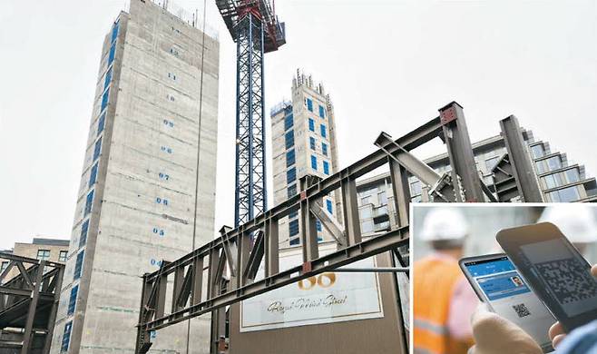 영국 런던 '타워 게이트웨이역' 인근에 있는 호텔 건축 현장. 작은 사진은 영국 전기기술자산업위원회가 출시한 건설 현장 근로자의 자격을 실시간으로 검증할 수 있는 'CSCS 스마트 체크(CSCS Smart Check)' 앱을 이용하는 모습.