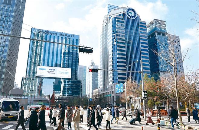 미래에셋·한국투자·KB·NH투자증권 등이 주도하던 발행어음 시장에 키움·하나·신한투자증권이 가세하며 경쟁이 한층 치열해졌다. 메리츠·삼성증권은 금융당국의 인가 심사 절차를 밟고 있다. 사진은 서울 여의도 증권가. (연합뉴스)