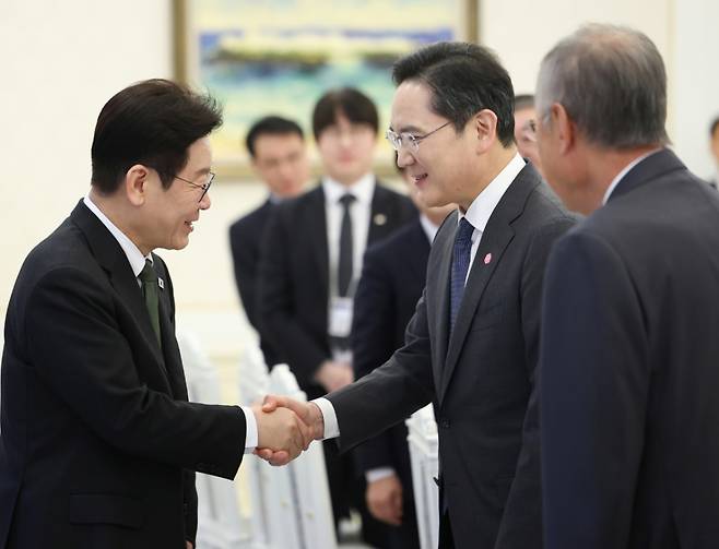 [서울=뉴시스] 고범준 기자 = 이재명 대통령이 4일 청와대에서 열린 청년일자리와 지방투자 확대를 위한 기업간담회에 입장하며 이재용 삼성전자 회장과 악수하고 있다. (청와대통신사진기자단) 2026.02.04. bjko@newsis.com /사진=