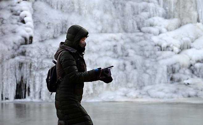 지난달 22일 오전 서울 서대문구 홍제천 인공폭포가 얼음으로 뒤덮여 있다. 이상섭 기자