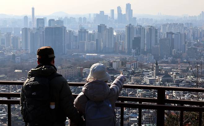 서울 남산 전망대에서 바라본 시내 곳곳에 아파트 단지가 빼곡하게 들어서 있다.  [연합]