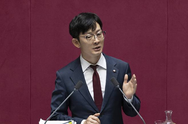 박충권 국민의힘 의원이 28일 국회 본회의장에서 전날 본회의에 상정된 국회법 개정안에 대한 필리버스터(무제한 토론)를 진행하고 있다. [연합]