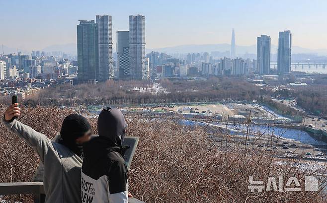 [서울=뉴시스] 권창회 기자 = 3일 서울 성동구 성수동 옛 삼표레미콘 부지 모습. 서울시는 성동구 성수동1가 683번지 ‘서울숲 일대 지구단위계획구역 및 삼표레미콘 특별계획구역 세부개발계획’을 오는 5일 결정고시한다고 밝혔다. 이번 지구단위계획에 따르면 해당 부지는 최고 79층 규모 업무-주거-상업 기능이 융합된 복합단지로 개발된다. 2026.02.03. photo@newsis.com