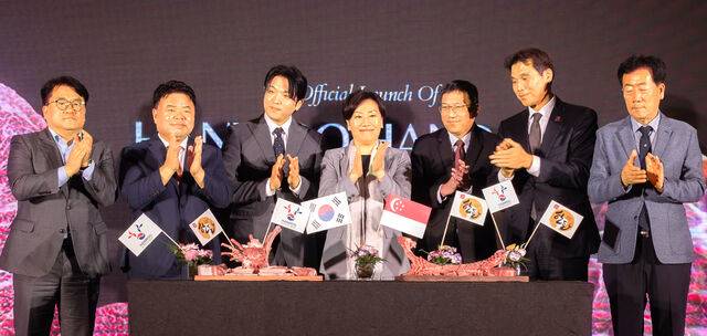 1월30일 싱가포르에서 열린 ‘2026년 싱가포르 한우·한돈 수출 기념행사’에서 정경석 농림축산식품부 식품산업정책관(왼쪽부터), 이기홍 한돈자조금관리위원장, 안성재 셰프, 송미령 농식품부 장관, 케빈 킁 싱가포르 식품청 국제협력국장, 홍진욱 주싱가포르 한국대사, 민경천 한우자조금관리위원장 등이 한국산 축산물 수출확대 의지를 다지고 있다. 한우자조금관리위원회·한돈자조금관리위원회