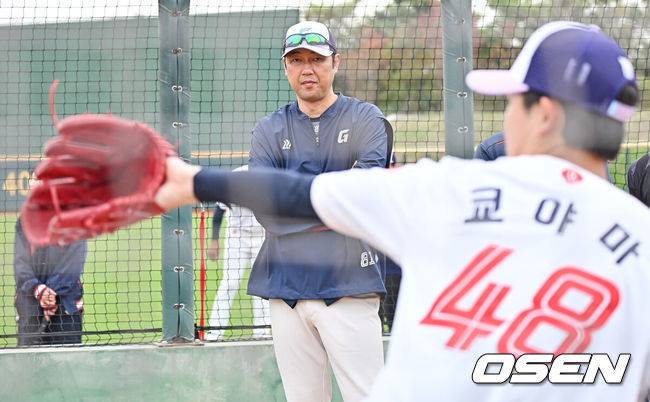 [OSEN=타이난(대만) , 이석우 기자] 프로야구 롯데 자이언츠가 1일(한국시간) 대만 타이난 아시아-태평양 국제야구센터에 스프링캠프를 차리고 구슬땀을 흘렸다.김태형 감독 등&nbsp;코치진과 투수&nbsp;20명,&nbsp;포수&nbsp;5명,&nbsp;내야수&nbsp;9명,&nbsp;외야수&nbsp;7명 등 총&nbsp;41명의 선수단이 1월 20일까지 1차 캠프에서 체력 강화와 기술 훈련을 치른 뒤 21일부터 3월 5일까지 일본 미야자키로 옮겨 2차 캠프에서 구춘리그에 참가해 실전 감각을 점검한다.롯데 가네무라 코치가 쿄야마 투수의 불펜투구를 지켜보고 있다. 2026.02.01 / foto0307@osen.co.kr