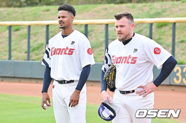 [OSEN=타이난(대만) , 이석우 기자] 프로야구 롯데 자이언츠가 1일(한국시간) 대만 타이난 아시아-태평양 국제야구센터에 스프링캠프를 차리고 구슬땀을 흘렸다.김태형 감독 등&nbsp;코치진과 투수&nbsp;20명,&nbsp;포수&nbsp;5명,&nbsp;내야수&nbsp;9명,&nbsp;외야수&nbsp;7명 등 총&nbsp;41명의 선수단이 1월 20일까지 1차 캠프에서 체력 강화와 기술 훈련을 치른 뒤 21일부터 3월 5일까지 일본 미야자키로 옮겨 2차 캠프에서 구춘리그에 참가해 실전 감각을 점검한다.롯데 새 외국인 투수 비슬리와 로드리게스가 얘기를 하고 있다. 2026.02.01 / foto0307@osen.co.kr