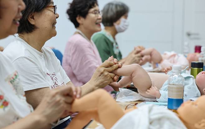 조부모들이 2024년9월11일 서울 서대문구보건소에서 열린 ‘우리손주 육아교실’에서 아기 마사지 법을 배우고 있다. 뉴스1