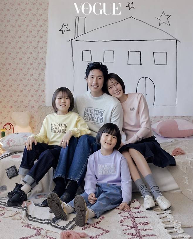 김나영이 공개한 가족 화보 중 하나. 편안한 분위기 속 단란함이 느껴진다. 김나영 SNS