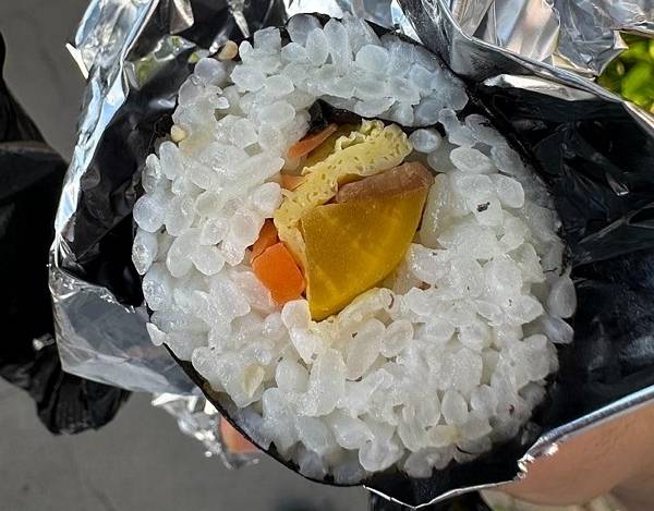 탐라문화제에서 부실 김밥을 4000원에 판매해 논란이 있었다. 보배드림 캡처