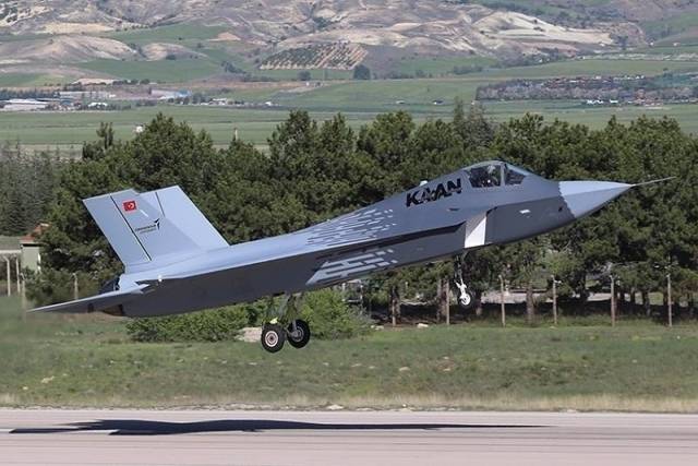 튀르키예가 개발 중인 5세대 전투기 칸(KAAN)이 시험 비행을 하고 있다. KF-21 공동개발국인 인도네시아는 이 기종 48대 도입 계약을 체결했지만, 계약 이행 단계에서 전력 구성과 관련한 조건을 다시 제시한 것으로 전해졌다. TAI 제공 자료사진
