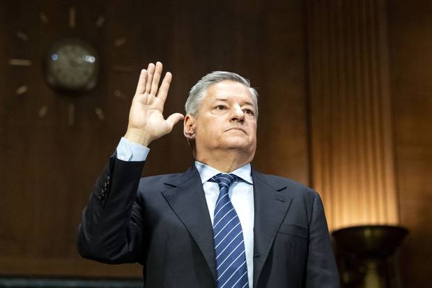 테드 서랜도스 넷플릭스 CEO가 3일(현지시간) 미국 국회의사당에서 열린 넷플릭스-워너 브라더스 합병 제안 관련 상원 사법부 청문회에서 선서하고 있다. UPI연합뉴스