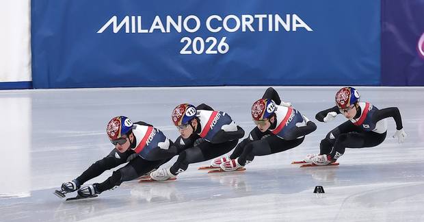 2026 밀라노·코르티나담페초 동계올림픽 개막을 사흘 앞둔 3일(현지시간) 이탈리아 밀라노 아이스스케이팅 아레나에서 쇼트트랙 최민정(맨 뒤쪽)이 훈련을 하고 있다. 뉴스1