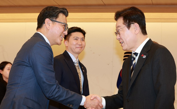 이재명 대통령이 2025년 12월 3일 용산 대통령실에서 진행된 커스티 코번트리 IOC 위원장과의 면담에 함께 참석한 김재열 국제올림픽위원회(IOC) 위원과 악수하고 있다. 대통령실통신사진기자단