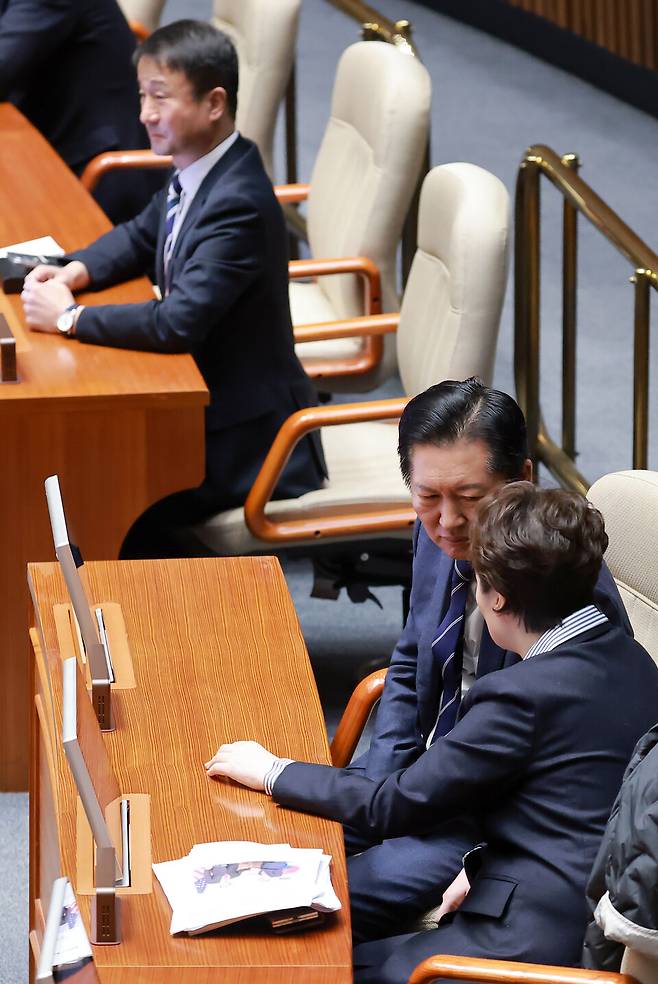 더불어민주당 정청래 대표와 이언주 최고위원이 4일 국회에서 열린 제432회 국회(임시회) 제3차 본회의에서 대화하고 있다. ⓒ연합뉴스