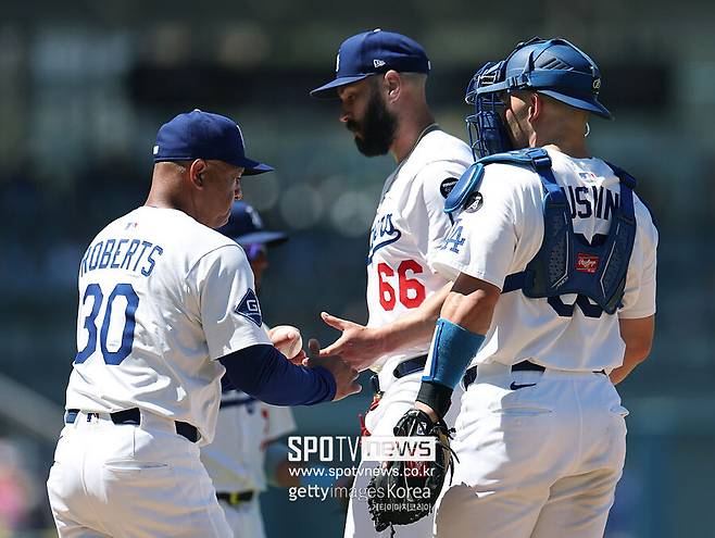 ▲ 태너 스캇의 공을 받는 데이브 로버츠 감독.