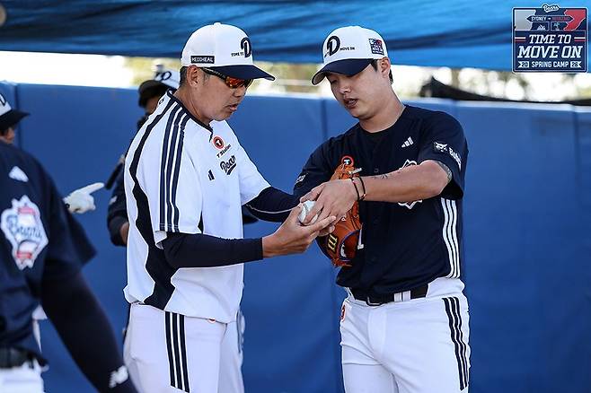 ▲ 이미 공개적으로 1군 생존 가이드라인을 던진 김원형 감독은 두산 투수들의 장단점과 성향을 면밀하게 체크해 나가고 있다 ⓒ두산베어스