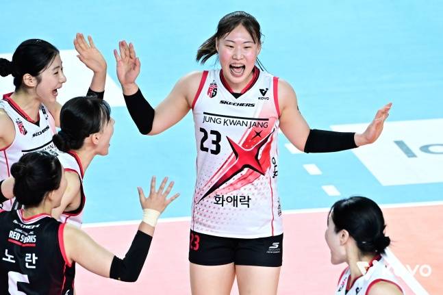 정관장 신인 박여름(가운데)이 3일 김천실내체육관에서 열린 진에어 2025~2026 V리그 정규리그 5라운드 한국도로공사와 방문경기에서 득점 후 기뻐하고 있다. /사진=한국배구연맹 제공