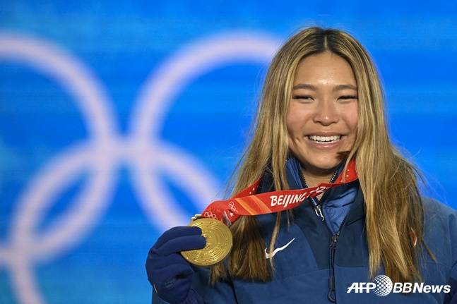 2022 베이징 올림픽에서 금메달을 목에 건 스노보드 클로이 킴. /AFPBBNews=뉴스1