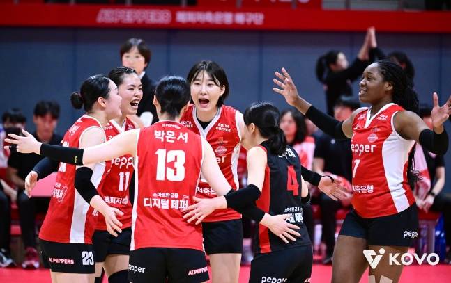 페퍼저축은행 선수들이 4일 현대건설전 득점 후 함께 기뻐하고 있다. /사진=KOVO 제공