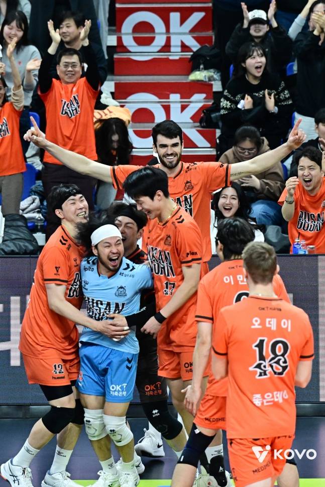 승리 후 함께 기뻐하는 OK저축은행 선수들. /사진=KOVO 제공