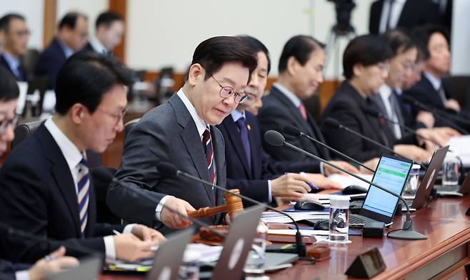 이재명 대통령이 3일 청와대에서 열린 국무회의에서 의사봉을 두드리며 개회 선언을 하고 있다.[사진 | 뉴시스]