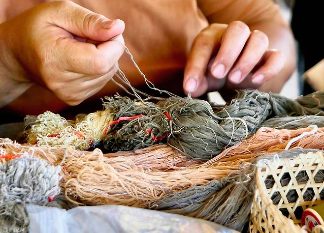 반나츠억마을은 물소똥 천연염색으로 마을 수익을 거두고 있다