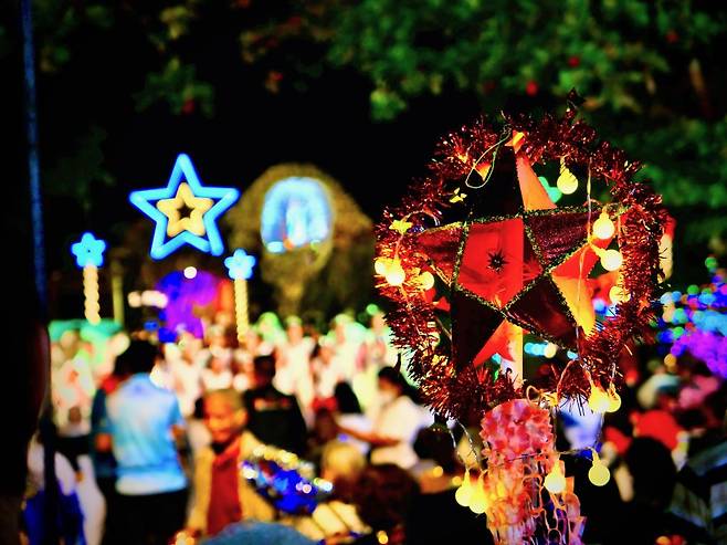 신자들은 손수 만든 '별' 등불을 들고 퍼레이드에 참여한다