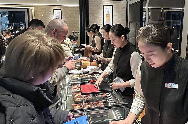 금 사려는 중국인들 (베이징=연합뉴스) 한종구 특파원 = 3일 중국 베이징 한 백화점 금 전문매장에서 소비자들이 금을 구입하고 있다.  2026.2.4 jkhan@yna.co.kr