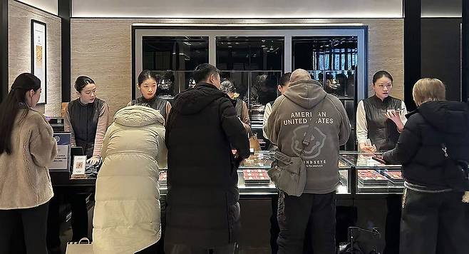 금 사려는 중국인들 (베이징=연합뉴스) 한종구 특파원 = 3일 중국 베이징 한 백화점 금 전문매장에서 소비자들이 금을 구입하고 있다. 2026.2.4 jkhan@yna.co.kr