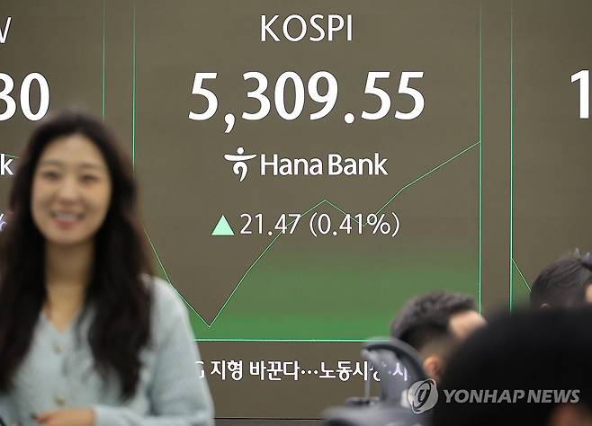 코스피, 장중 5,300 돌파! (서울=연합뉴스) 최재구 기자 = 4일 서울 중구 하나은행 본점에서 직원들이 증시와 환율을 모니터하고 있다. 이날 코스피는 개장 후 장중 5,300포인트를 돌파했다. 2026.2.4 jjaeck9@yna.co.kr