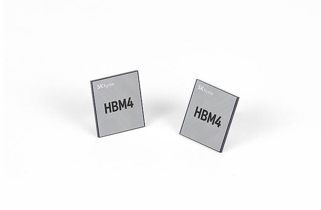SK하이닉스, 세계 최초 HBM4 개발완료 및 양산체제 구축 (서울=연합뉴스) SK하이닉스는 초고성능 인공지능(AI) 메모리 신제품인 고대역폭 메모리(HBM)4 개발을 성공적으로 마무리하고 양산 체제를 세계 최초로 구축했다고 12일 밝혔다. 사진은 SK하이닉스가 양산체제를 구축한 HBM4. 2025.9.12 [SK하이닉스 제공. 재판매 및 DB 금지] photo@yna.co.kr