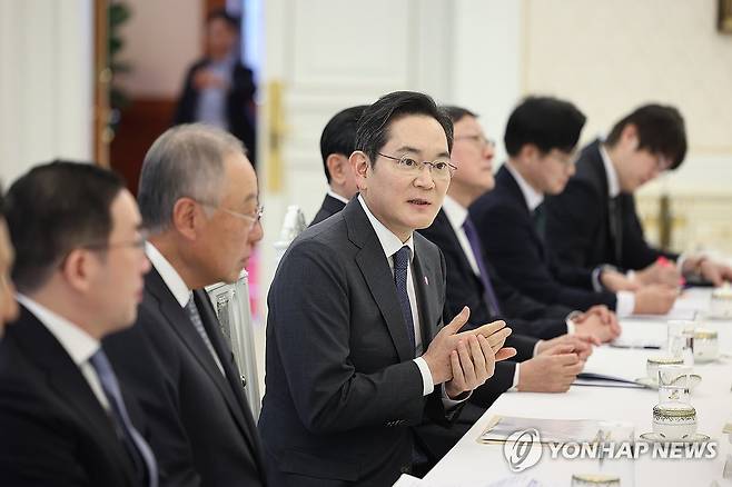 기업간담회 참석한 이재용 회장 (서울=연합뉴스) 김도훈 기자 = 이재용 삼성전자 회장이 4일 청와대에서 열린 '청년 일자리와 지방투자 확대를 위한 기업간담회'에서 김용범 정책실장의 질문에 답하고 있다. 2026.2.4 superdoo82@yna.co.kr