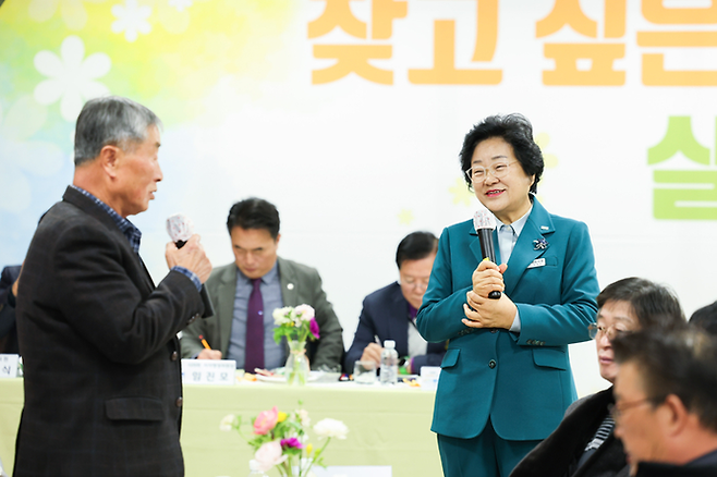 김경희 이천시장(오른쪽)이 14개 읍면동을 돌며 실시한 '주민과의 대화'에서 건의사항을 청취하고 있다. 사진=이천시청