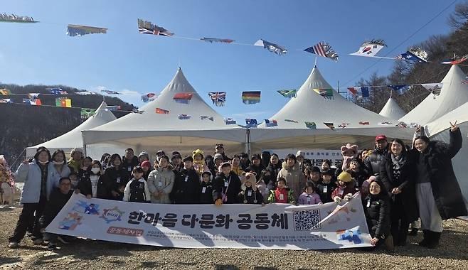 '2026 웰컴 투 동막골 안성빙어축제'에 참석한 안성지역 다문화가정 가족들이 기념촬영을 하고 있다.<안성시 제공>