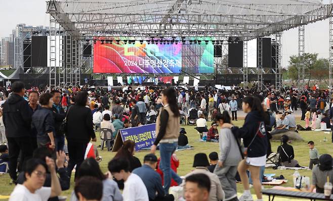 지난해 나주시에선 '나주 영산강 축제' 초대 가수 송가인, 나태주 등 14명에게 약 2억 5천 500만 원의 거액 출연료를 지급했다. 사진은 2024 나주영산강축제. /나주시 제공