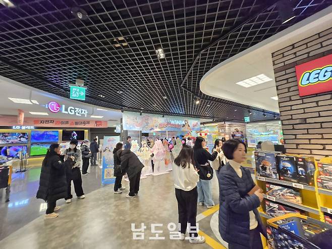 아이들의 놀이용품인 장난감 가격 양극화가 뚜렷해지면서 자녀를 둔 양육자들의 체감 부담이 깊어지고 있다. 사진은 최근 이마트 광주점에서 열린 애니메이션 투어 행사에 참여하기 위해 몰린 소비자들. /정희윤 기자 star@namdonews.com