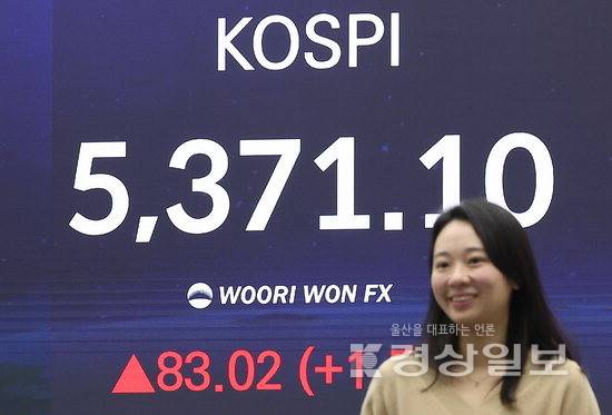 ▲ 4일 서울 중구 우리은행 딜링룸 현황판에 코스피 지수가 표시돼 있다. 이날 코스피는 전 거래일보다 83.02p(1.57%) 오른 5371.10으로 마감했다. 연합뉴스