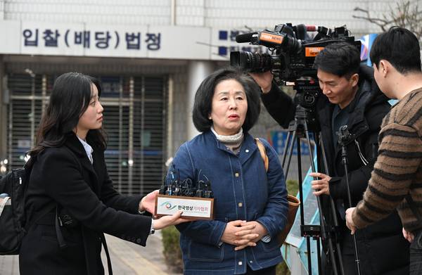 김영선 전 국회의원도 법정에 들어가기 앞서 기자들을 만나 얘기를 나누고 있다. /김구연 기자